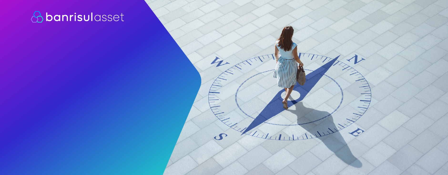 Foto de mulher caminhando sobre b�ssola desenhada no ch�o, caminhando em dire��o ao Norte.