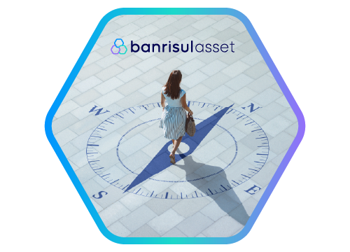 Foto de mulher sobre b�ssola desenhada no ch�o, caminhando em dire��o ao Norte.