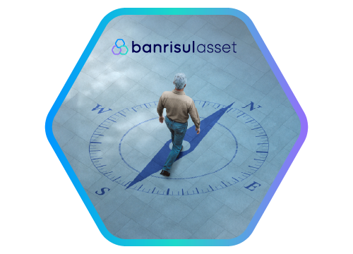 Foto de um idoso sobre b�ssola desenhada no ch�o, caminhando em dire��o ao Norte.