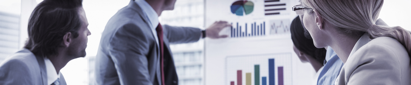 Foto de pessoas em reuni�o conferindo gr�ficos.