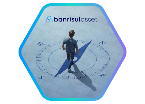 Foto de homem sobre b�ssola desenhada no ch�o, caminhando em dire��o ao Norte.