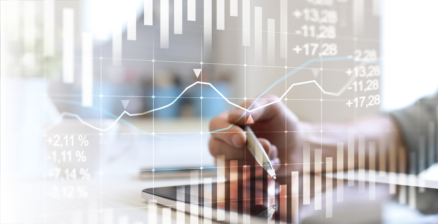 Duas imagens est�o sobrescitas. A inferior � uma foto de m�o utilizando um tablet sobre a mesa. Em primeiro plano aparece a imagem de gr�ficos gerados eletronicamente.