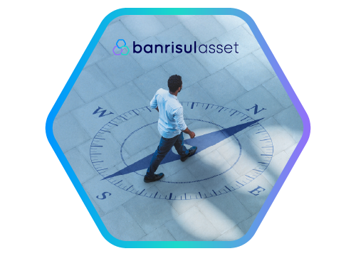 Foto de homem sobre b�ssola desenhada no ch�o, caminhando em dire��o ao Norte.