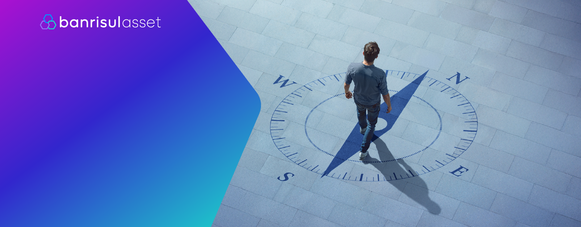 Foto de homem caminhando sobre bssola desenhada no cho, caminhando em direo ao Norte.