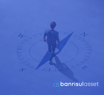 Foto de homem caminhando sobre bssola desenhada no cho, caminhando em direo ao Norte.