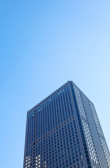 Foto de prédios arranha-céus focados de baixo para cima.