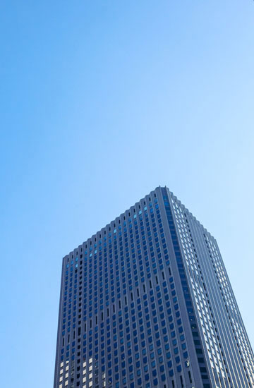 Foto de prdios arranha-cus focados de baixo para cima.