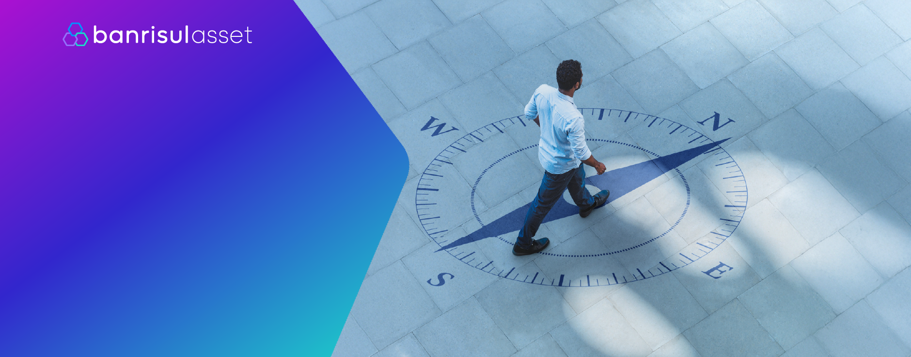 Foto de homem caminhando sobre bssola desenhada no cho, caminhando em direo ao Norte.